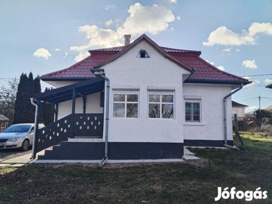 Két funkció, egy ingatlan: felújított családi ház + működő vendégház