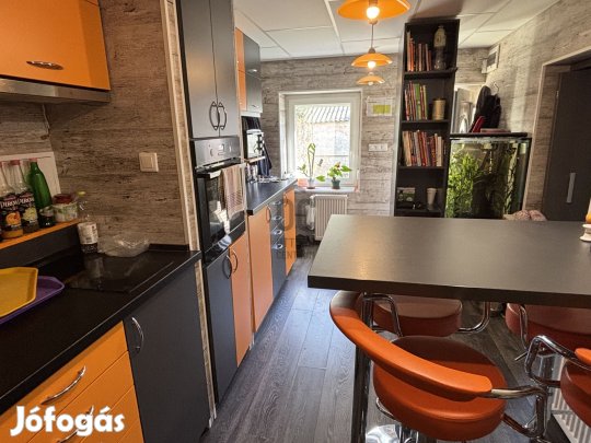 Két generáció kényelmes együttélésére alkalmas, jó állapotú családiház