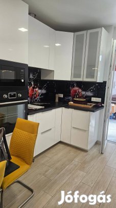 Két generáció otthona jakuzzival és napelemmel Tatán!