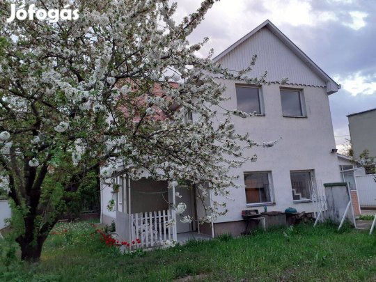 Két generációs, kétszintes ház Etele plázától nem messze
