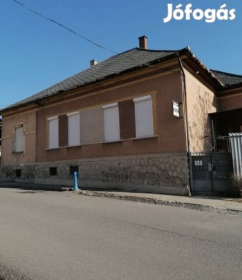 Két generációs családi ház ipari árammal