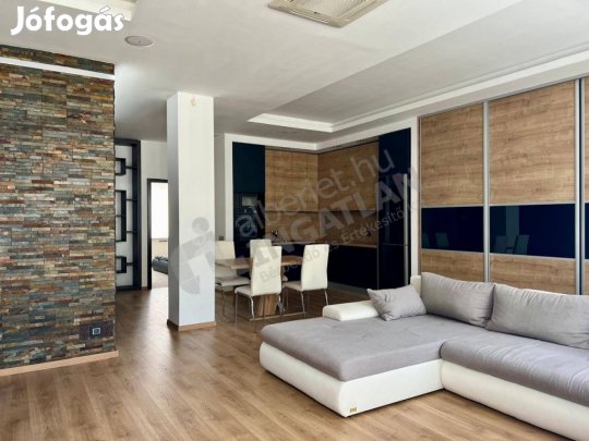 Két hálószobás, erkélyes luxuslakás Falk Miksa utcában