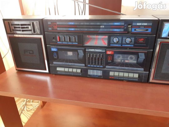 Két kazettás rádiós magnó hangfalakkal fény effektekkel