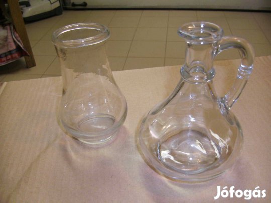 Két kis üveg tárgy