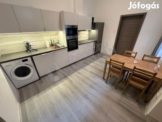 Két külön nyíló hálós, két fürdőszobás lakás a Dob utcában