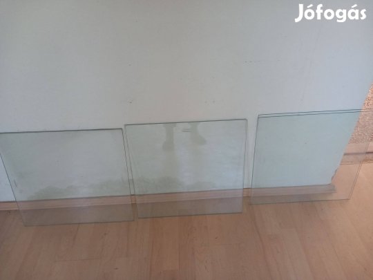 Két különböző méretű vitrin üveg 4-5 mm vastag