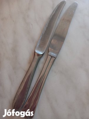 Két különböző régi kés evőeszköz pótlásnak