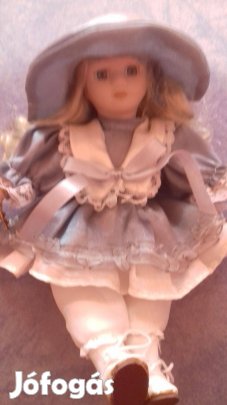 Két különböző régi ülő porcelán baba 24-25cm