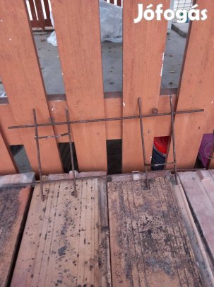 Két különböző régi vas fali virágtartó