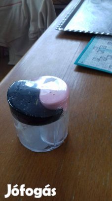 Két különböző só és bors tartó szóró egyik új egybe a kettő