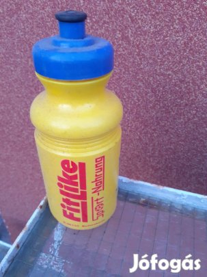 Két különböző színű új kerékpár bicigli ivó kulacs