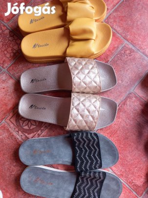 Két különböző új női papucs