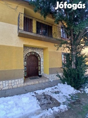 Két lakóépület, nagy terek, nyugalom, természet, minden egyben