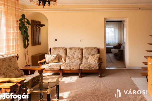 Két lakrész, hangulatos kemence, megosztható telek