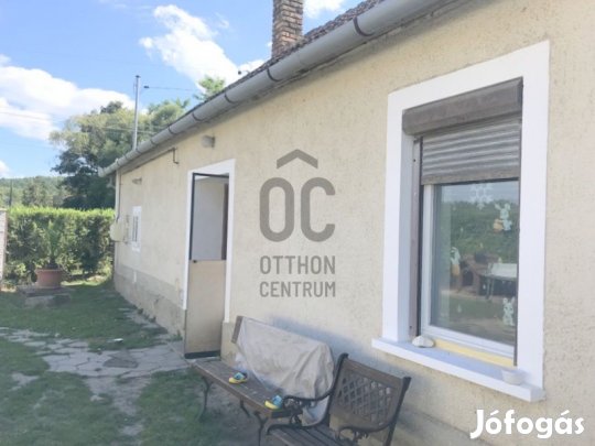 Két lakrészes belsőleg felújított családi ház