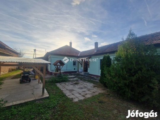 Két lakrészes családi ház
