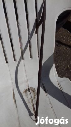 Két némileg különböző antik szalmabála húzó vas