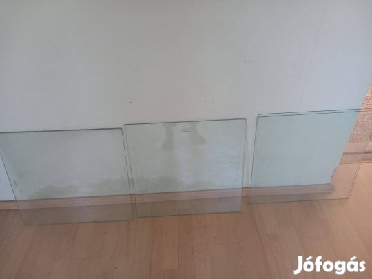 Két némileg különböző méretű vitrin üveg kb 5mm vastag