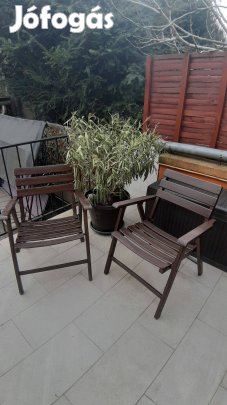 Két összecsukható fa kerti szék karfával, lábtartóval
