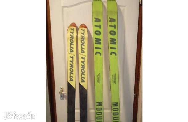 Két pár síléc kötés nélkül. Atomic ARC és Tirolia