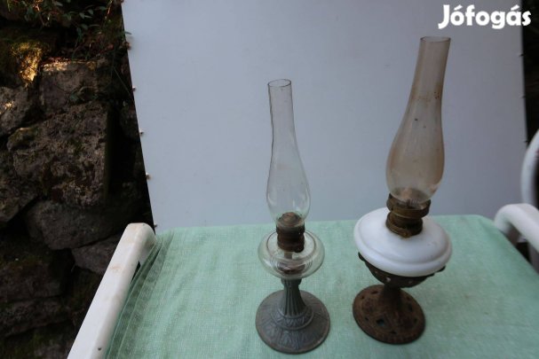 Két régi fémtalpas petroleumlámpa egyenként