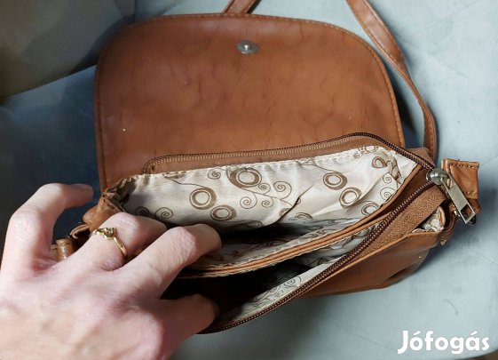Két rekeszes barna szegecses válltáska 21x22 cm