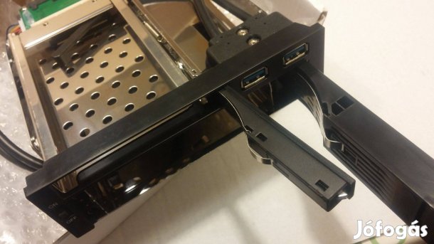 Két rekeszes rack es USB front panel 3,5" és 2,5" -os HDD vagy SSD