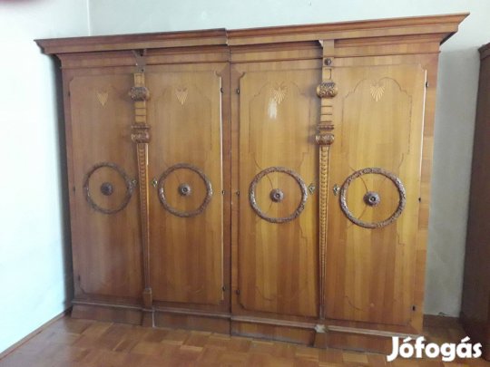 Két ruhásszekrény kis hibákkal