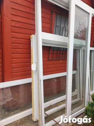 Két szárnyú bukó nyíló ablak kerettel, redőnnyel, szúnyoghálóval. 