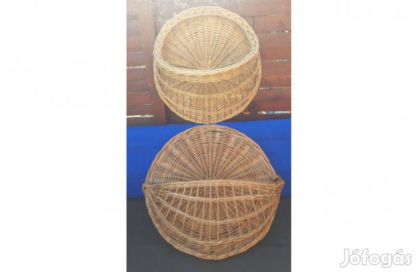 Két vesszőfonású retró fali újságtartó együtt