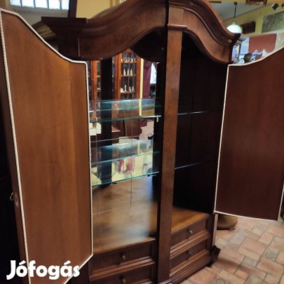 Kétajtós intarziás szekrény