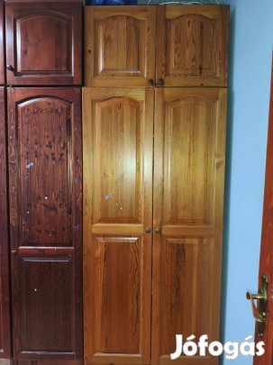 Kétajtós natúr fenyő szekrény emelő résszel