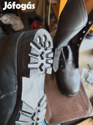 Kétcsattos magasszárú férfi cipő.40- es