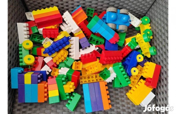 Kétféle méretű építőkocka, Építőkockák figurákkal, kocsival