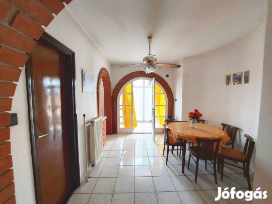 Kétgenerációs, családi ház eladó Solton!