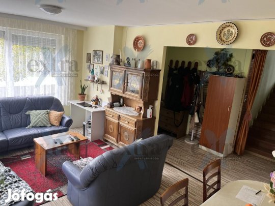 Kétgenerációs, felújított családi ház Szőregen...