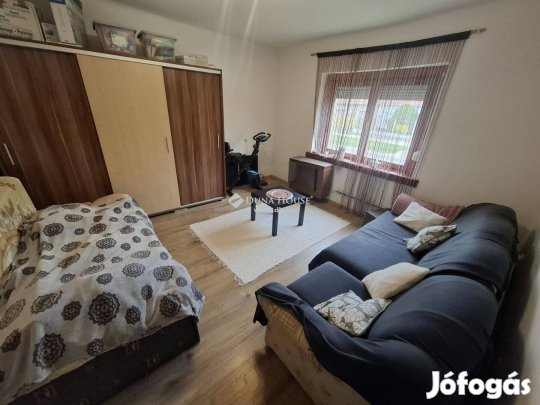 Kétgenerációs, két lakrészes különportás családi ház