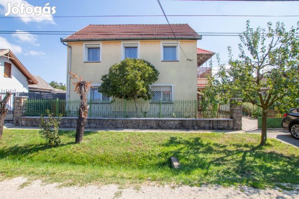 Kétgenerációs családi ház Gyálon, jó környéken!