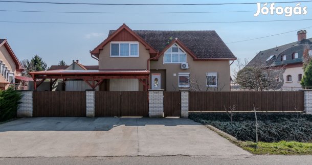 Kétgenerációs családi ház eladó Debrecen, Boldogfalvikertben