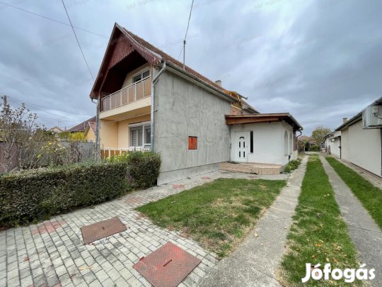 Kétgenerációs családi ház eladó Hajdúszoboszlón