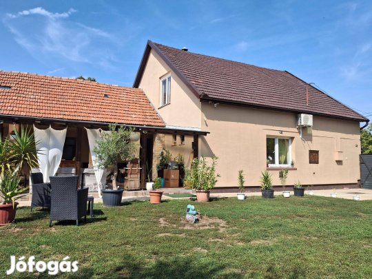 Kétgenerációs családi ház vállalkozásra is alkalmas, 1074 m2 telken