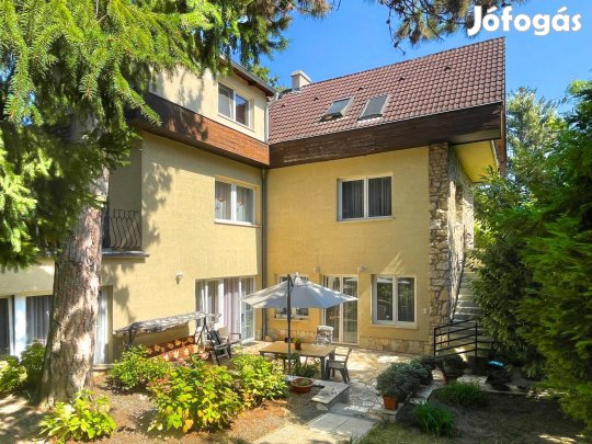 Kétlakásos, háromgenerációs családi ház dupla telken a II. kerületben