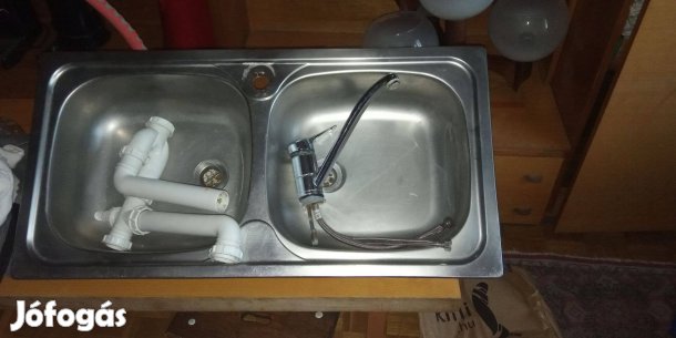 Kétmedencés mosogató tartozékokkal