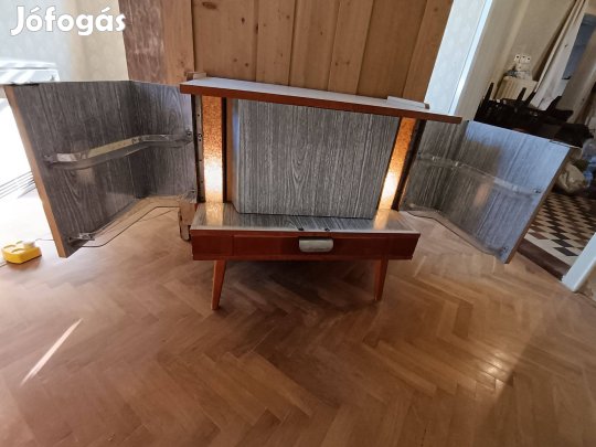 Kétoldalon világító testtel felszerelt bárszekrény