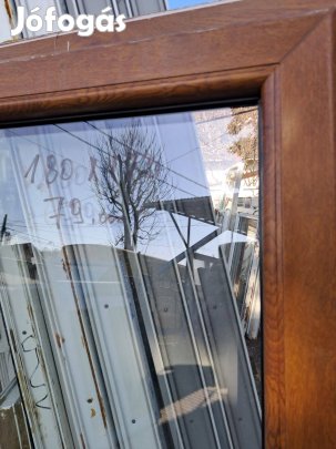 Kétszárnyas aranytögy színű ablak