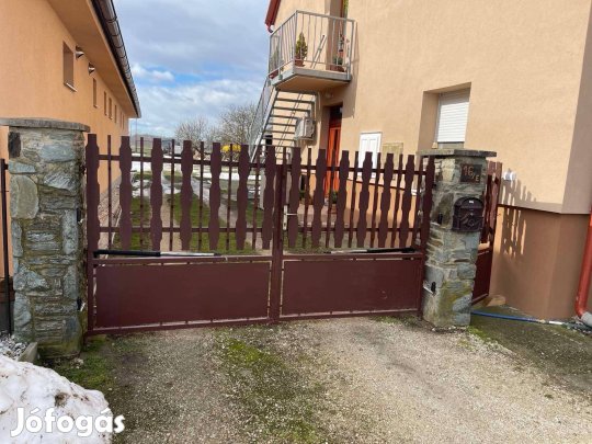 Kétszárnyú kapu + kiskapu kapunyitó motorral
