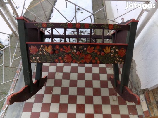 Kétszáz éves bőlcső népi mutívomukkal