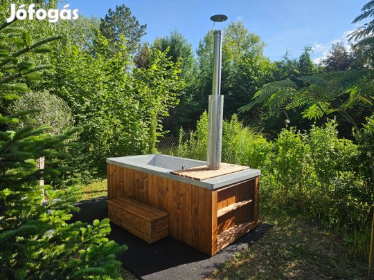 Kétszemélyes dézsafürdő faburkolattal, kályhával