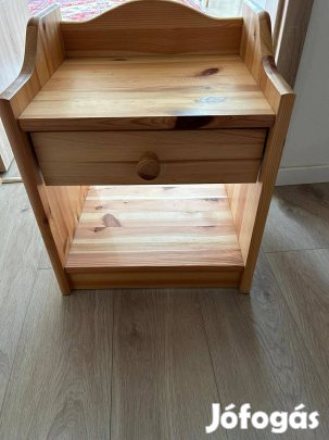 Kétszemélyes fenyő ágy matraccal és éjjeliszekrénnyel