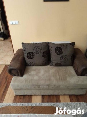 Kétszemélyes kanapé párnákkal eladó